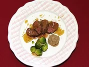 Hirschrückensteak mit Maronenpüree und Rosenkohl - Rezept - Bild Nr. 2