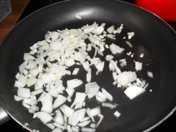 Gefüllte Pizza (Bilder sind online) - Rezept - Bild Nr. 2