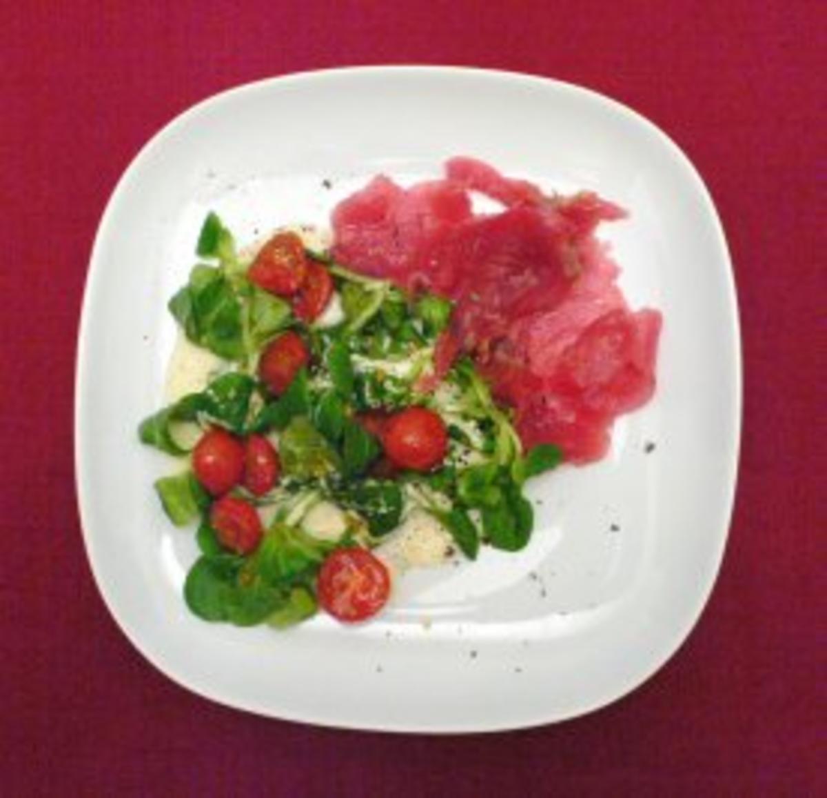 Tunfischcarpaccio an Feldsalat auf Ziegenkäsedressing mit Kirschtomaten - Rezept
