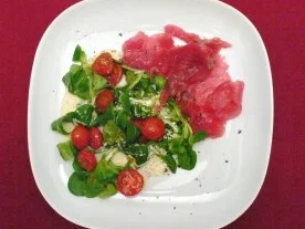 Rezept: Tunfischcarpaccio an Feldsalat auf Ziegenkäsedressing mit Kirschtomaten Tunfischcarpaccio an Feldsalat auf Ziegenkäsedressing mit Kirschtomaten - Rezept