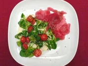 Tunfischcarpaccio an Feldsalat auf Ziegenkäsedressing mit Kirschtomaten - Rezept