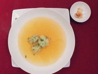 Tomatenessenz mit Basilikumschaum-Klößchen mit Mozzarella-Croûtons - Rezept - Bild Nr. 2