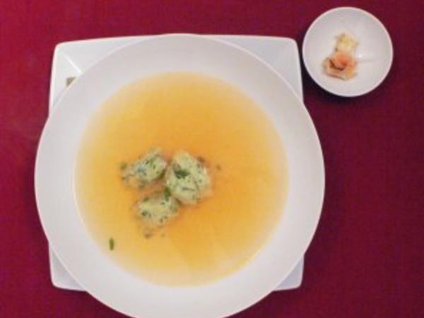 Tomatenessenz mit Basilikumschaum Klößchen mit Mozzarella Croûtons ... Tomatenessenz mit Basilikumschaum Klößchen mit Mozzarella Croûtons ...