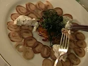 Matjescarpaccio mit Kartoffelküchle und Kräuter-Creme-fraiche - Rezept - Bild Nr. 9