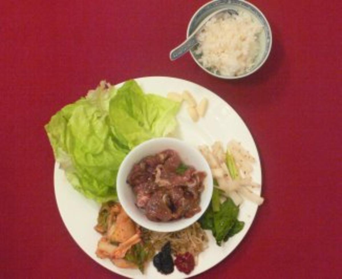 Bulgogi mit Kimchi, dazu Salat und Reis - Rezept - Bild Nr. 2