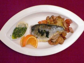 Im Ofen gebratenes Wolfsbarschfilet mit Kräutern, Kartoffeln, Pilzen & Salsa Verde - Rezept - Bild Nr. 2