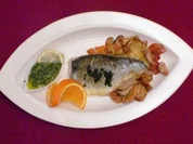 Im Ofen gebratenes Wolfsbarschfilet mit Kräutern, Kartoffeln, Pilzen & Salsa Verde - Rezept - Bild Nr. 2