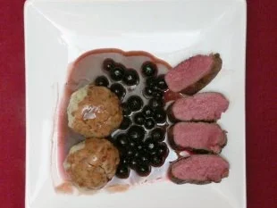 Rehfilet in Vanille-Blume mit Blaubeer-Soße und Semmelknödel - Rezept - Bild Nr. 2