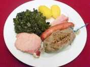 Gröönkohl mit Wust, Kassler, Pinkel, dörchwussen Speck un ´n lütten Sluck - Rezept - Bild Nr. 2
