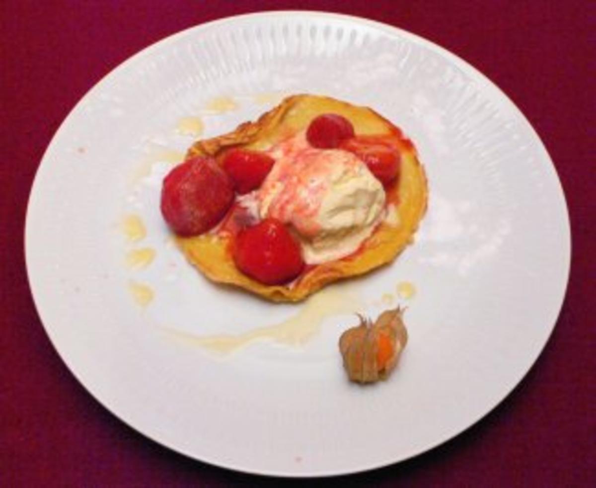 Vanilleeis mit karamellisierten Erdbeeren in Pfannkuchen - Rezept ...