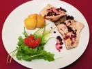 Eingelegte Steaks mit Knoblauch-Kartoffeln, gefüllten Pimentos und Salat - Rezept - Bild Nr. 2