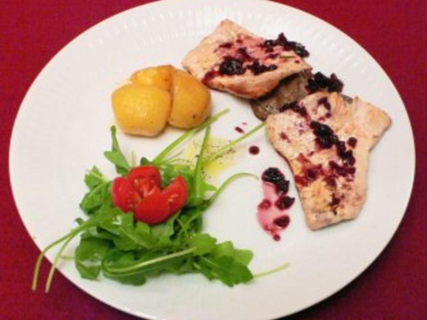 Eingelegte Steaks mit Knoblauch Kartoffeln, gefüllten Pimentos und ...