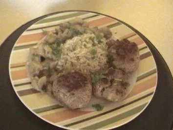 Gefüllte Frikadellen zu Champignonsoße - Rezept