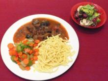 Rindfleischragout mit Backpflaumen, glasiertem Gemüse & süß-saurem Salat - Rezept