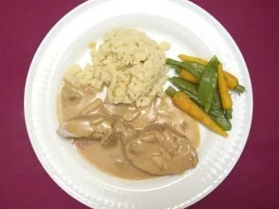 Gefülltes Schweinefilet mit Steinpilzsoße, Gemüse und Spätzle - Rezept - Bild Nr. 2