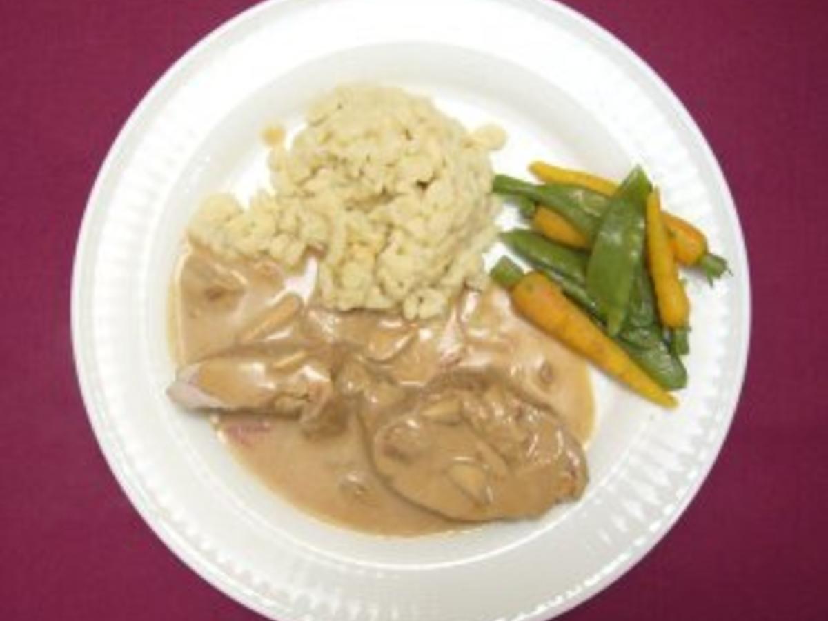 Gefülltes Schweinefilet mit Steinpilzsoße, Gemüse und Spätzle - Rezept ...