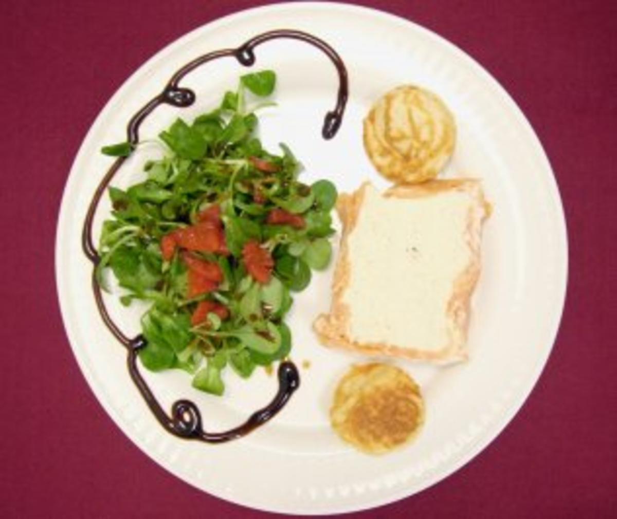Parfait der Räucherforelle mit Blinis auf Salat - Rezept - Bild Nr. 2