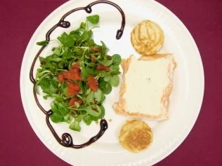 Parfait der Räucherforelle mit Blinis auf Salat - Rezept - Bild Nr. 2