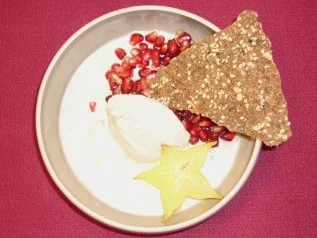 Granatapfelkerne an Vanilleeis, Rosen-Mandelsorbet und Chai-Trüffeln - Rezept - Bild Nr. 2