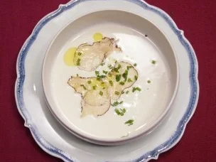 Sellerie-Apfel-Samtsuppe mit Macadamiacreme und Trüffel - Rezept - Bild Nr. 2