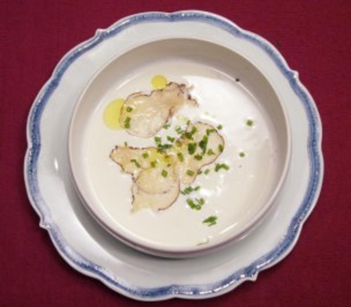 Bilder für Sellerie-Apfel-Samtsuppe mit Macadamiacreme und Trüffel - Rezept