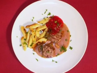 Rehmedaillons auf Cidre-Preiselbeer-Sahne mit Schupfnudeln - Rezept - Bild Nr. 2