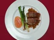 Gans mit roten Linsen und Zwiebelschloten an Ingwer-Pflaumen-Soße - Rezept - Bild Nr. 2