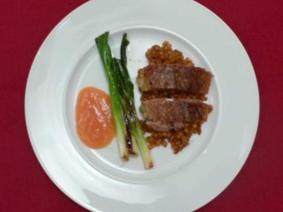 Gans mit roten Linsen und Zwiebelschloten an IngwerPflaumenSoße Rezept kochbar.de