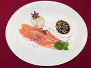 Gebeizter Lachs mit weißem und schwarzem Sesam an Koriandersoße - Rezept - Bild Nr. 2