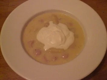Spargelcremesuppe mit Sauerrahm und Brätbällchen - Rezept