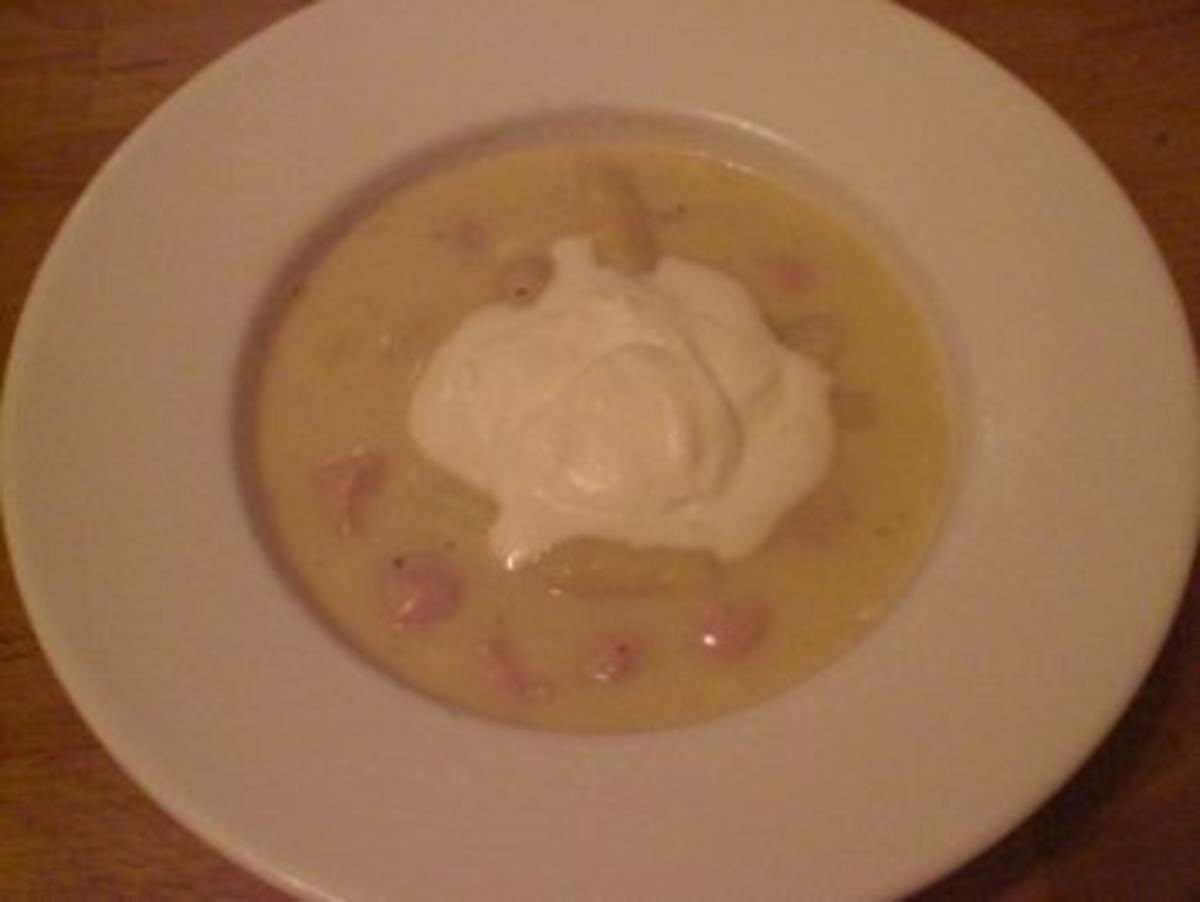 Spargelcremesuppe mit Sauerrahm und Brätbällchen - Rezept - kochbar.de