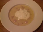 Spargelcremesuppe mit Sauerrahm und Brätbällchen - Rezept