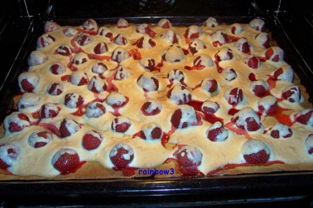 Backen: Kuchen mit versteckten Erdbeeren - Rezept