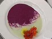 Rezept: Rote Beete mit Kren neben Gurkenbuttermilchsuppe und essbaren Blüten Bild Nr. 9 Rote Beete mit Kren neben Gurkenbuttermilchsuppe und essbaren Blüten - Rezept - Bild Nr. 9