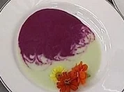 Rote Beete mit Kren neben Gurkenbuttermilchsuppe und essbaren Blüten - Rezept - Bild Nr. 9