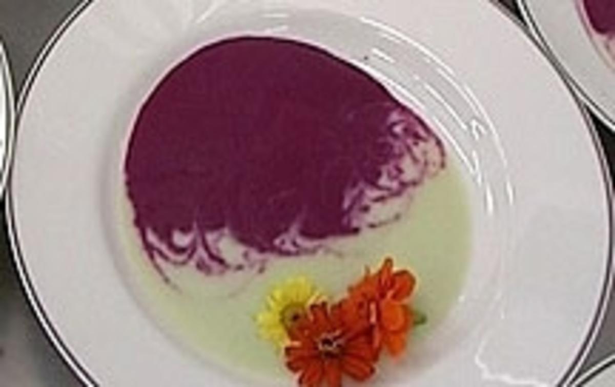 Rote Beete mit Kren neben Gurkenbuttermilchsuppe und essbaren Blüten -
Rezept von Unter Volldampf