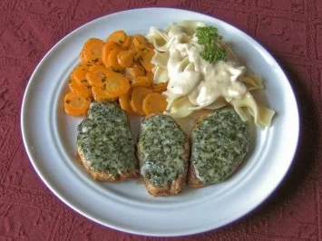 Putenmedaillons mit Kräuter - Käsekruste, Gorgonzolanudeln und Möhren - Rezept