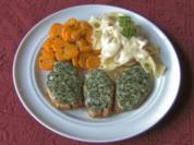 Putenmedaillons mit Kräuter - Käsekruste, Gorgonzolanudeln und Möhren - Rezept