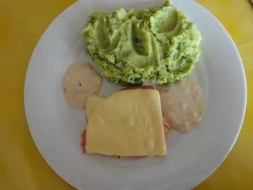 Überbackene Hähnchenschnitzel mit Erbsen-Kartoffel-Stampf - Rezept