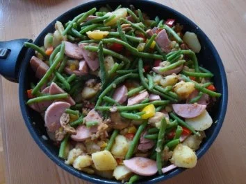 Kartoffelpfanne mit Gemüse und Wurst - Rezept