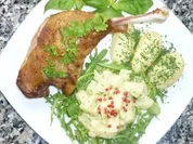 Fruchtige Gänsekeulen mit Rahmkohlrabi im Rucolanest an Salzkartoffeln - Rezept