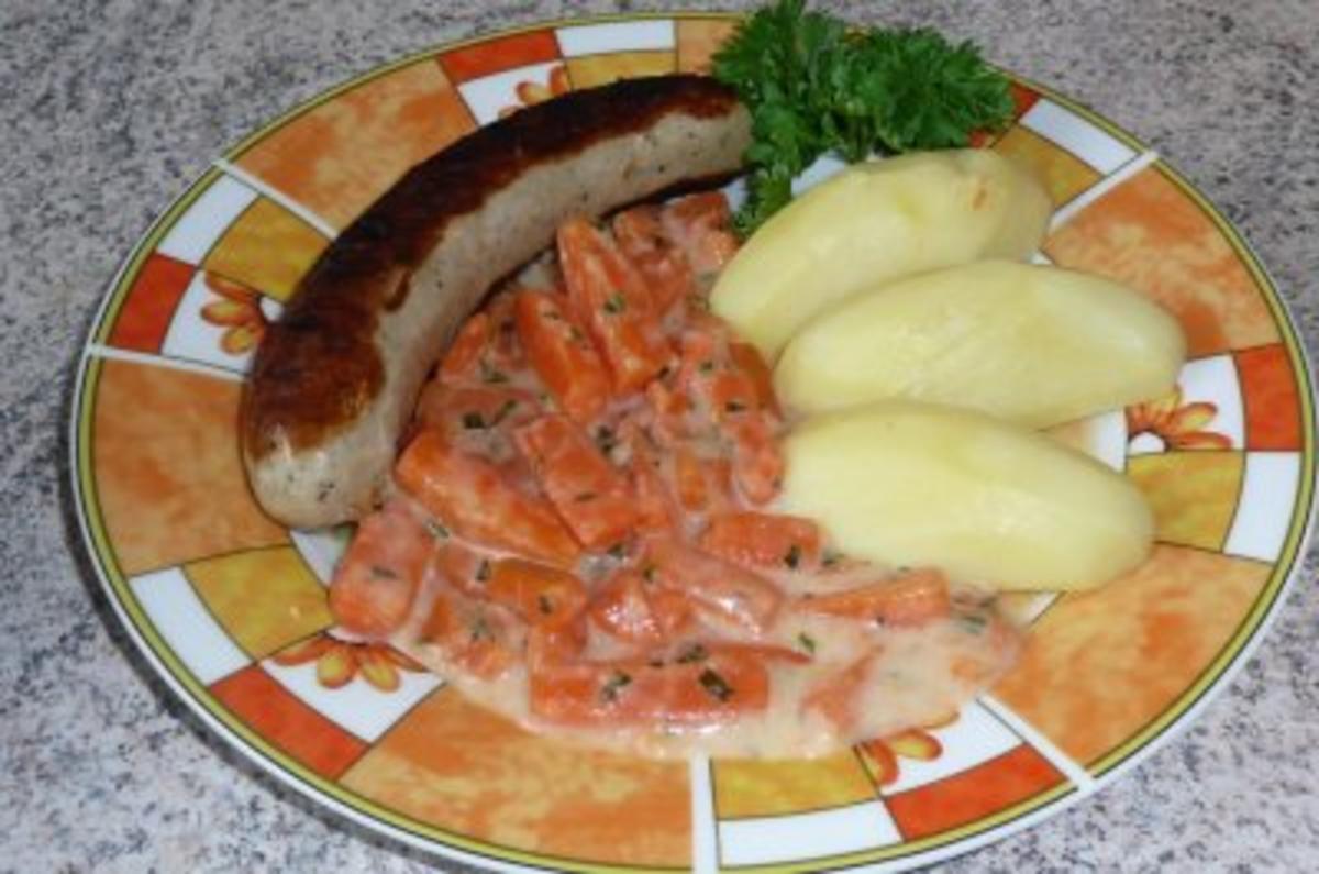 Gemüse: Karotten mit Bratwurst und Salzkartoffeln - Rezept