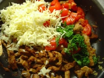 Gyros-Pfanne mit geriebenem Mozzarella... einfach, schnell und lecker - Rezept - Bild Nr. 4