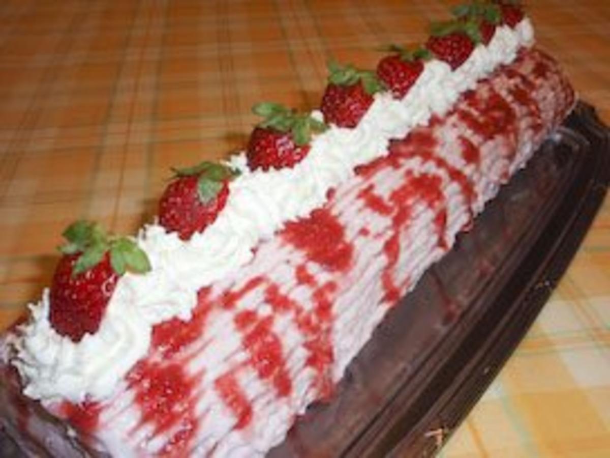 Torte: Biskuitrolle mit Erdbeersahne - Rezept