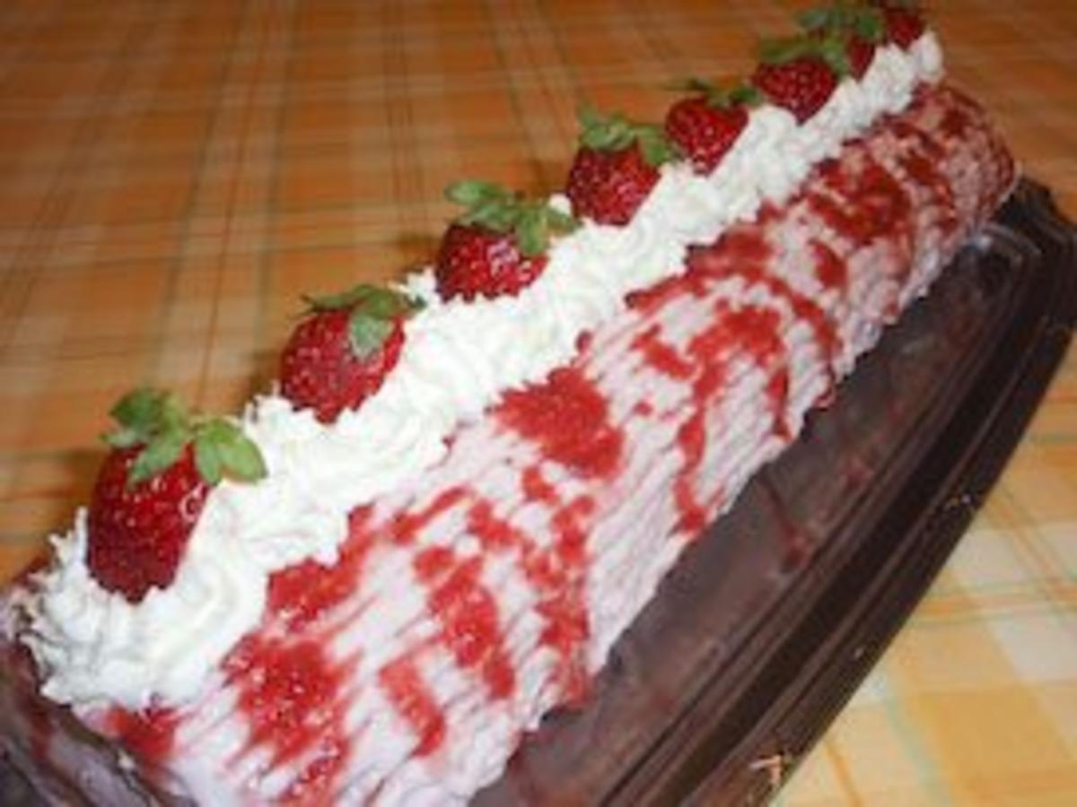 Torte: Biskuitrolle mit Erdbeersahne - einfach - von caramaus