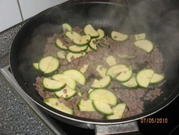 Zucchini Hack Pfanne mit Nudeln - Rezept - Bild Nr. 4