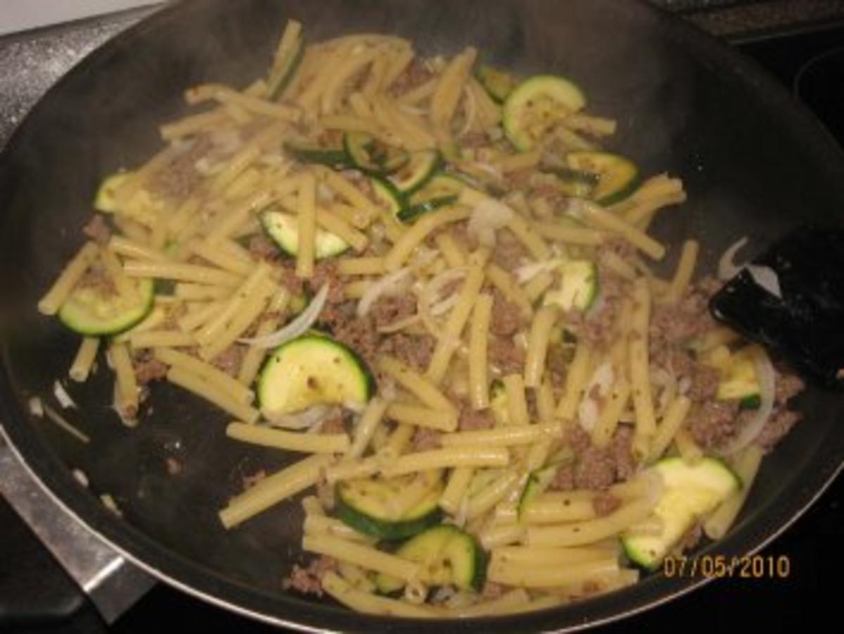 Zucchini Hack Pfanne mit Nudeln - Rezept - Bild Nr. 7