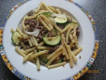 Zucchini Hack Pfanne mit Nudeln - Rezept