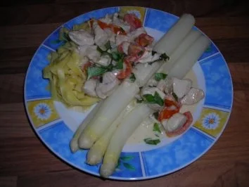 Spargel mit Hähnchenragout und Bandnudeln - Rezept