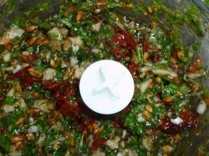 Tomaten-Kräuterpesto mit Sonnenblumenkernen und Balsamico - Rezept - Bild Nr. 2